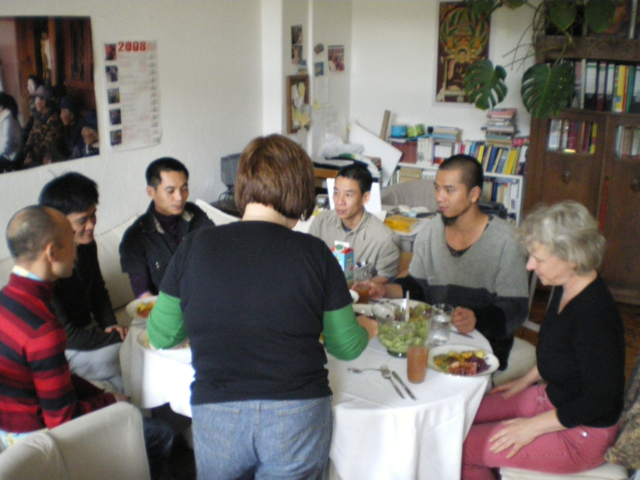 Photographic documentation of RYLLEGA Berlin (Truong Tan, Nguyen Quang Huy, Nguyen Minh Thanh, Veronika Radulovic, Nguyen Minh Phuoc and Nguyen Anh Tuan at a meal gathering, 20 September 2008)